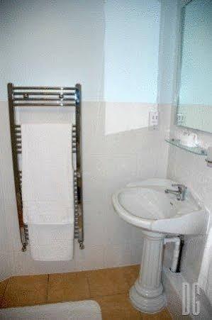 White Gates Hotel Binfield ภายนอก รูปภาพ
