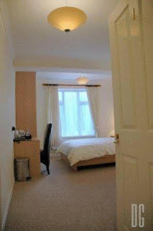 White Gates Hotel Binfield ภายนอก รูปภาพ
